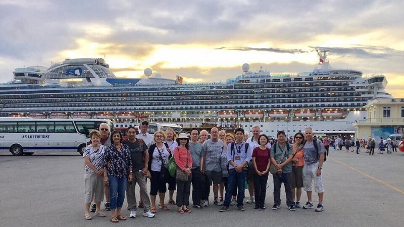 Tien Sa Port to Golden Bridge private car transfer with a local driver in Da Nang, Vietnam